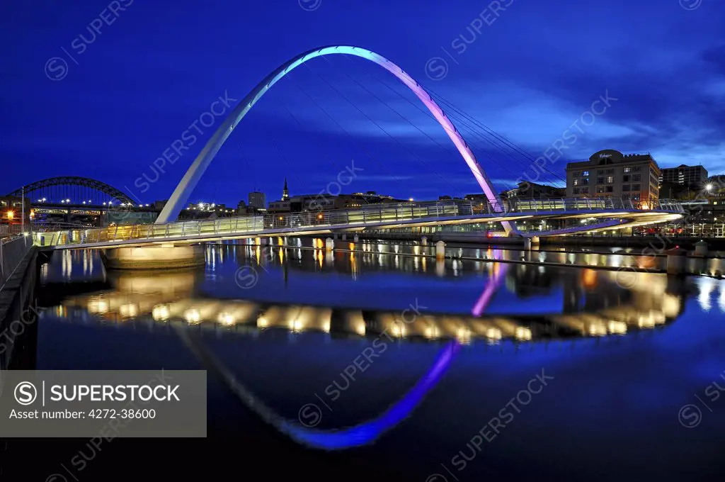 Europe, England, Northumberland, Newcastle, Gateshead Millennium Bridge.