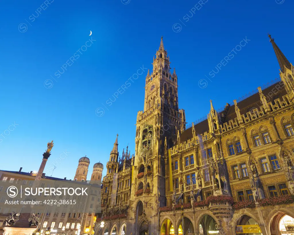 Germany, Bavaria; Munich; Marienplatz; Low view of Town hall (Rathaus) and Frauenkirche at dusk