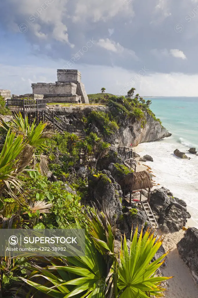 Mexico, Quintana Roo, Riviera Maya, Tulum. Mayan Ruins on the clifftop by the sea.