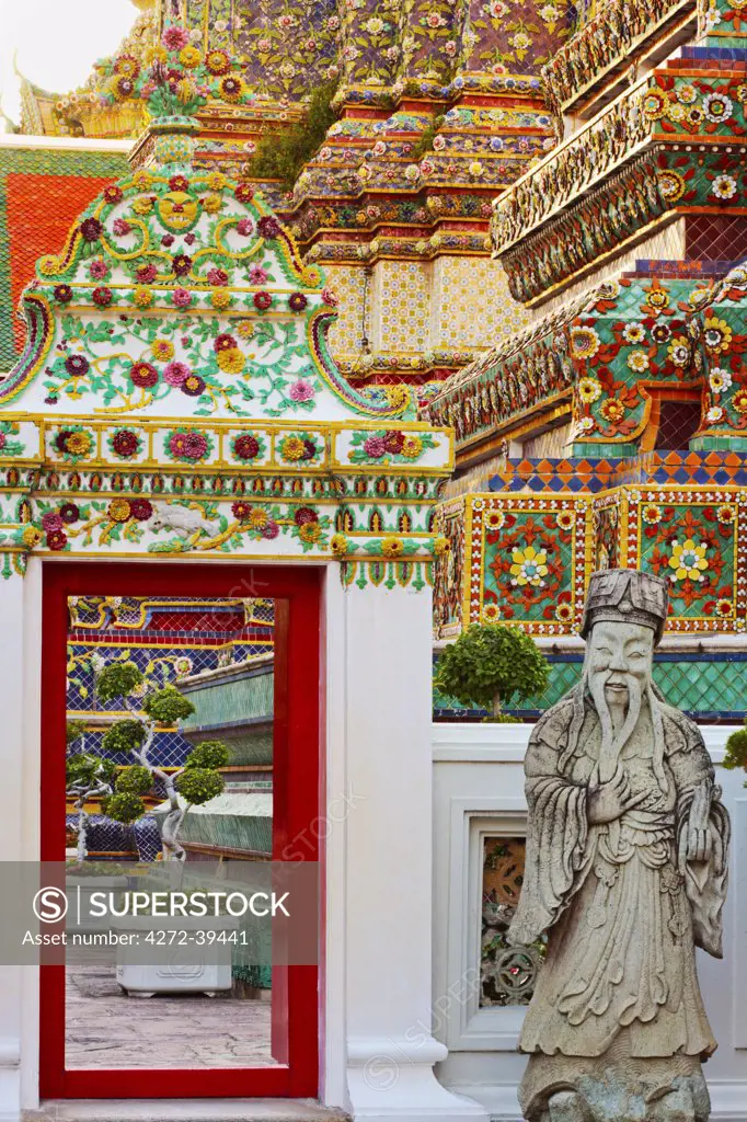 Thailand, bangkok, Doorway and statue at Wat Pho