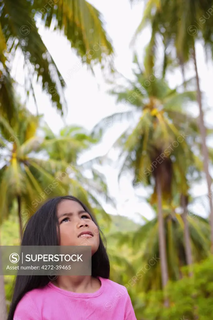Thailand, Ko Samui, girl looking up at palm trees MR