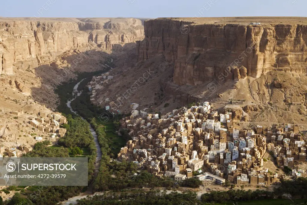 Yemen, Hadhramaut, Wadi Do'an, Ribat Ba-Ashan. The view from the top of Wadi Do'an Plateau.