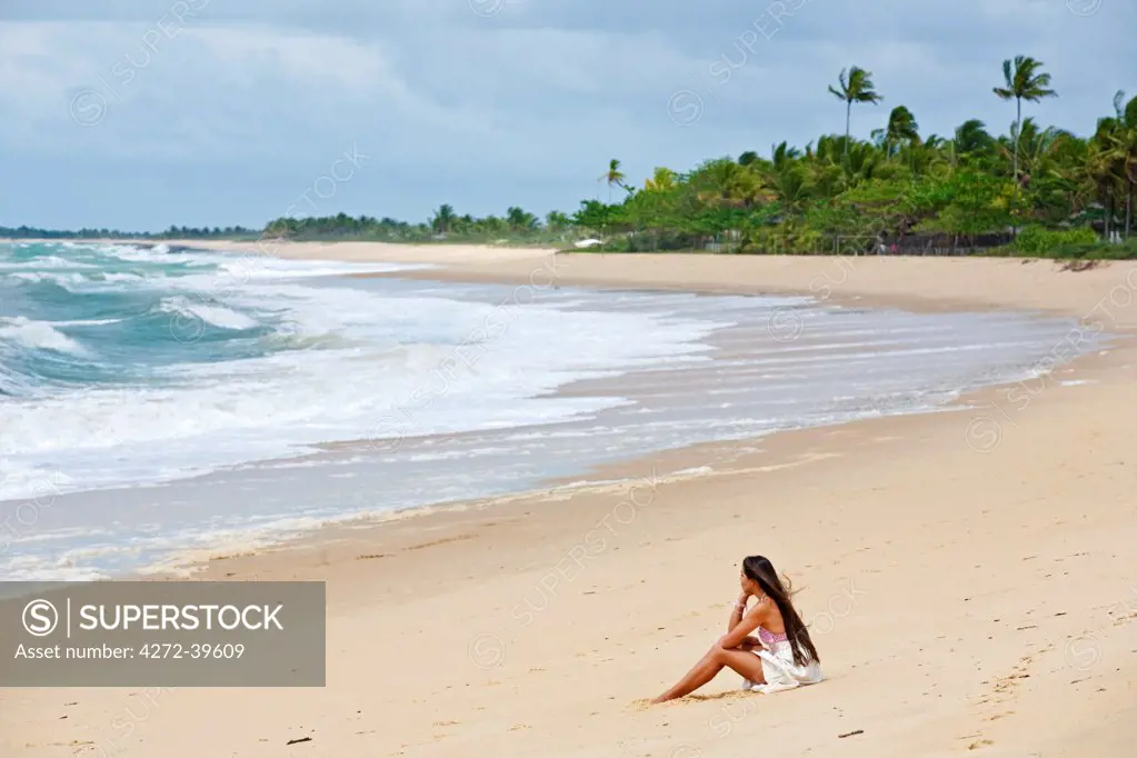 Brazil, Bahia, Caraiva, Caraiva beach, model on the beach wearing a raw cotton beach dress. MR