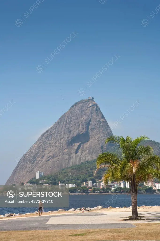 South America, Brazil, Rio de Janeiro, Sugar Loaf and the Urca neighbourhood in Botafogo Bay in Rio de Janeiro City