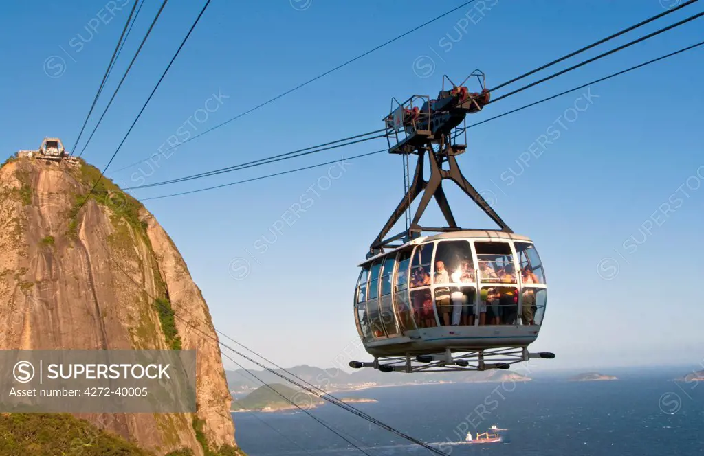 South America, Brazil, Rio de Janeiro State, Rio de Janeiro city, the cable car between the Sugar Loaf and Urca Hill