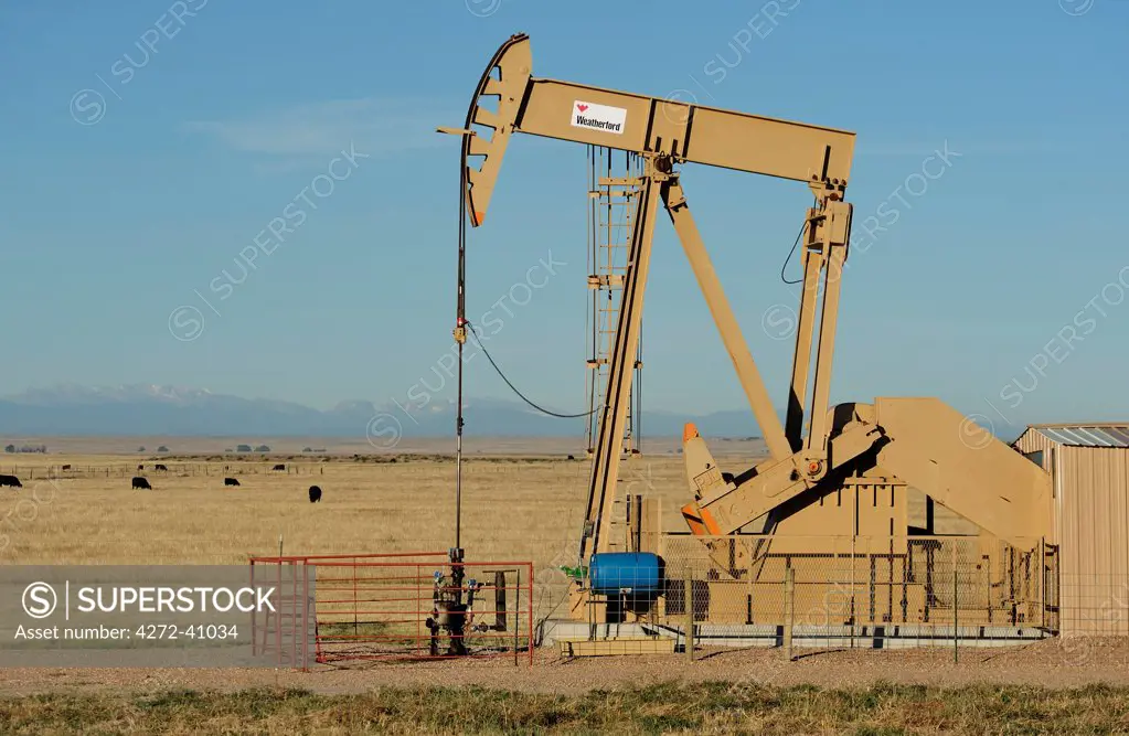 Oil derrick, Pawnee National Grassland, Colorado, USA