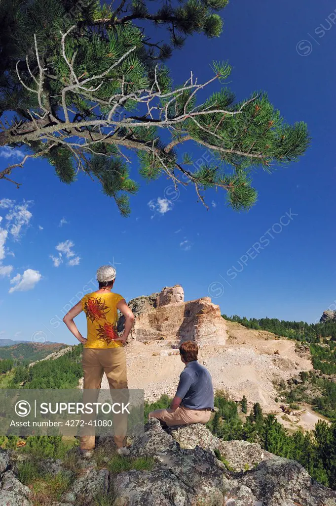 Couple enoying the view of Crazy Horse Mountain, Black Hills, South Dakota, USA MR