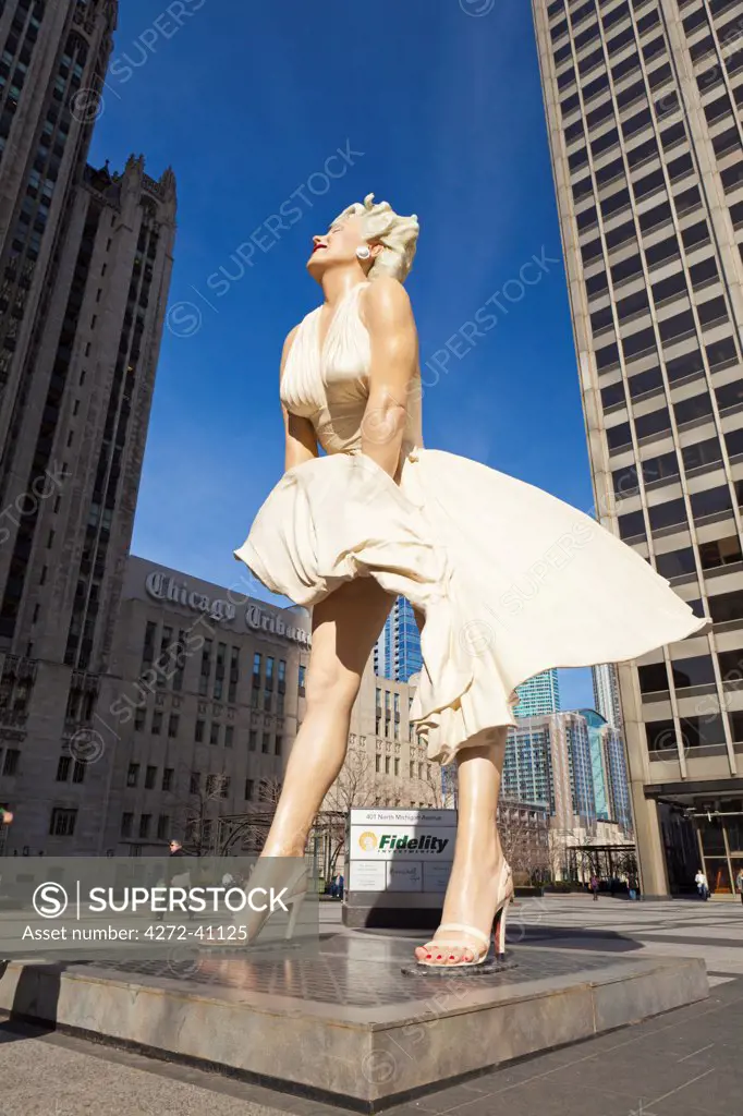 USA, Illinois, Chicago. Marilyn Monroe Statue on Michigan Avenue, outside the Chicago Tribune building.