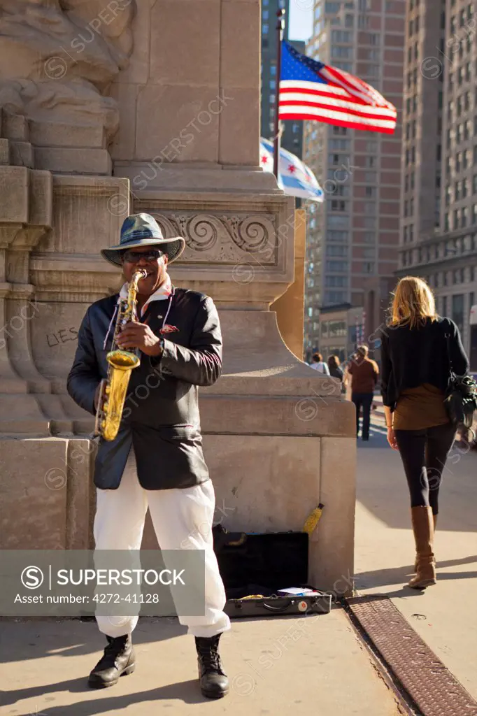 USA, Illinois, Chicago. MUsician performing on Michigan Avenue.