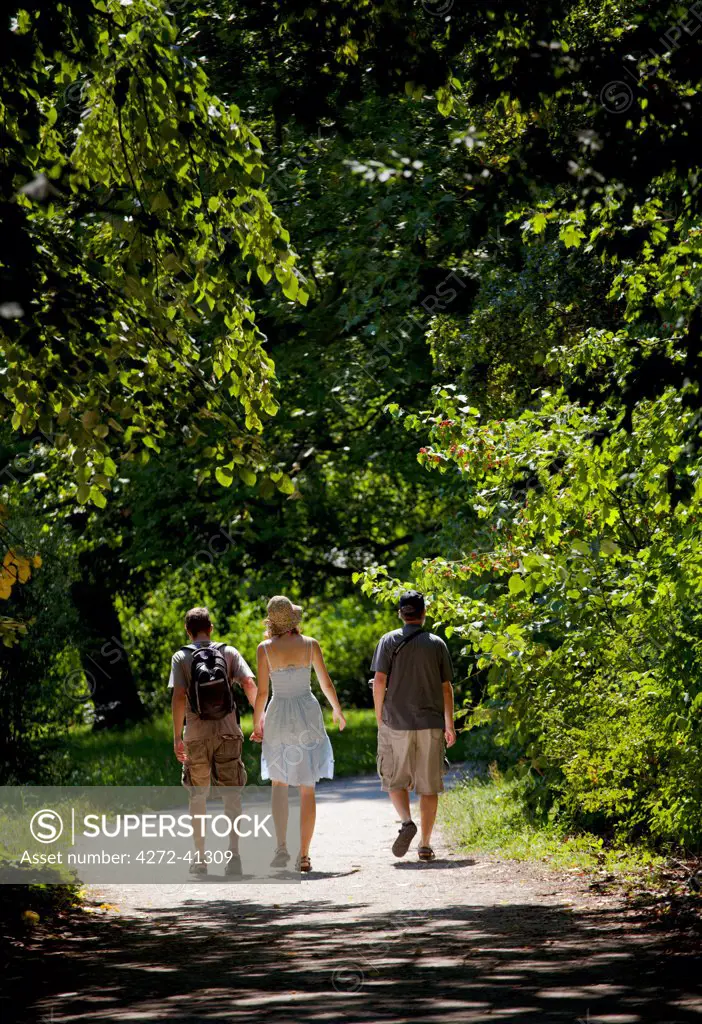 Czech Republic, South Moravia, Lednice, Tourists walking in the parks of Lednice castle