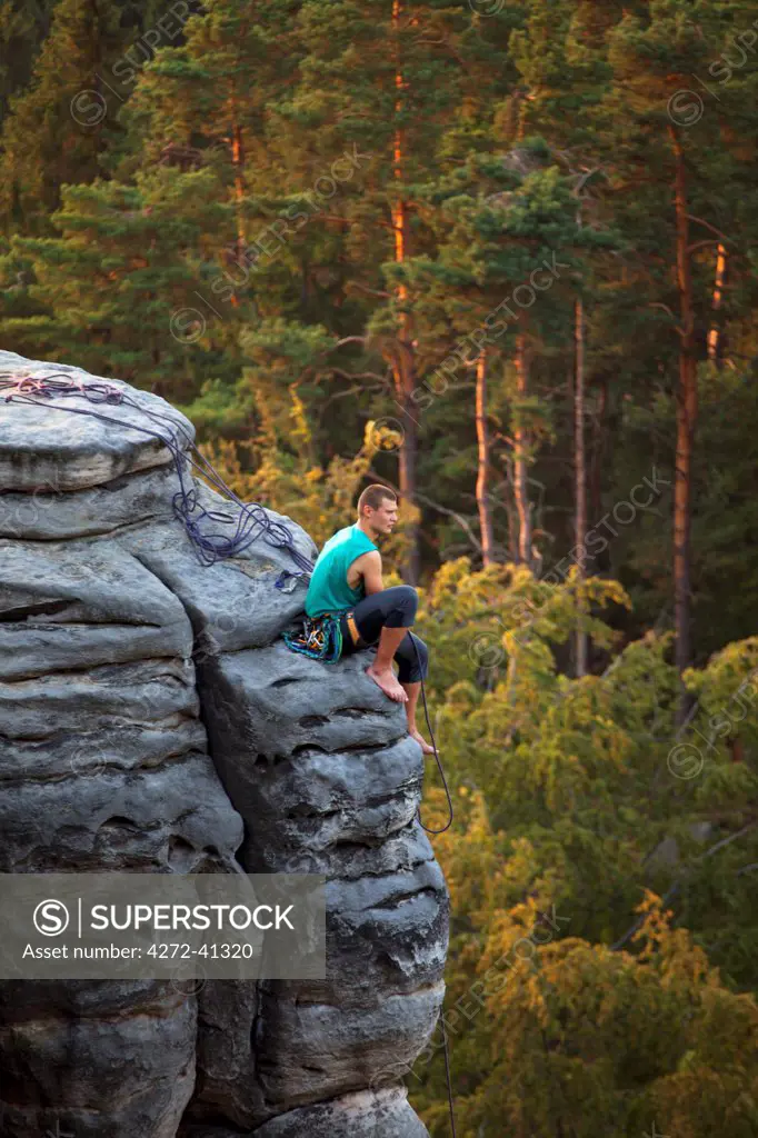 Czech Republic, Bohemia, Prahovskie Region, A mountain climber on one of the hills at the Prahovskie Skali nature reseve. Unesco tentative list