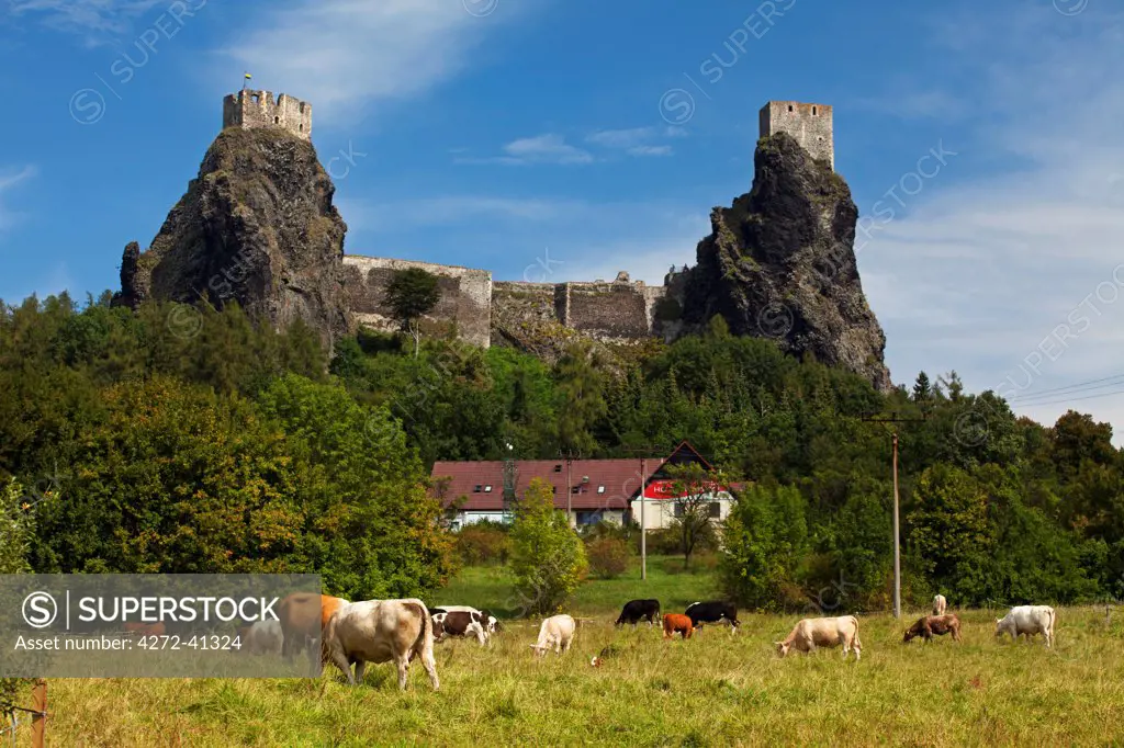 Czech Republic, Bohemia, Prahovskie Region, Trosky Castle on top of a hill