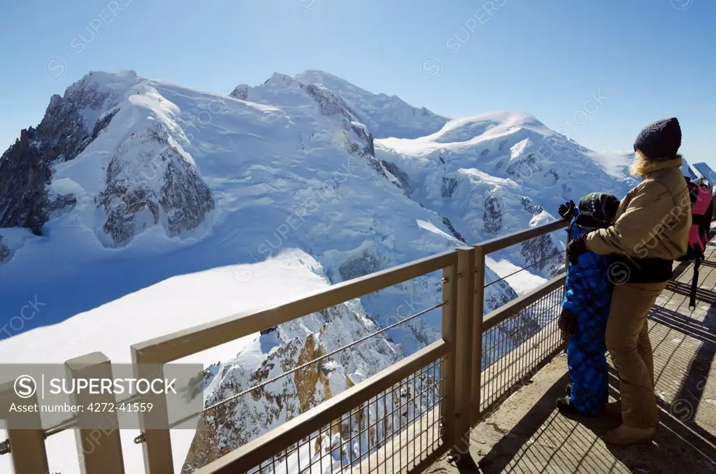 Europe, France, French Alps, Haute Savoie, Chamonix, tourists looking at Mont Blanc MR