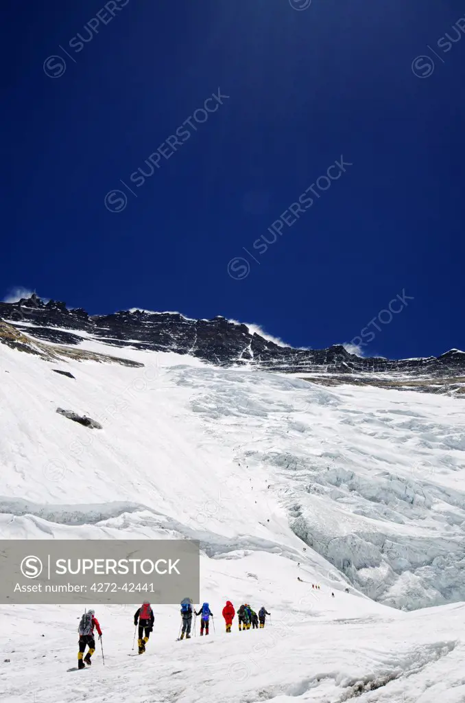 Asia, Nepal, Himalayas, Sagarmatha National Park, Solu Khumbu Everest Region, climbers on the Lhotse Face