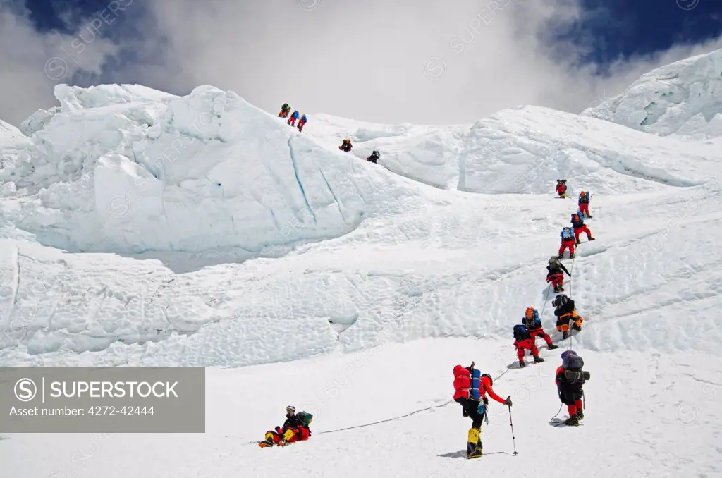 Asia, Nepal, Himalayas, Sagarmatha National Park, Solu Khumbu Everest Region, climbers on the Lhotse Face