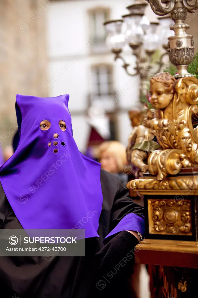 Santiago de Compostela, Galicia, Northern Spain, A nazarener resting before proceeding with the procession during Semana Santa