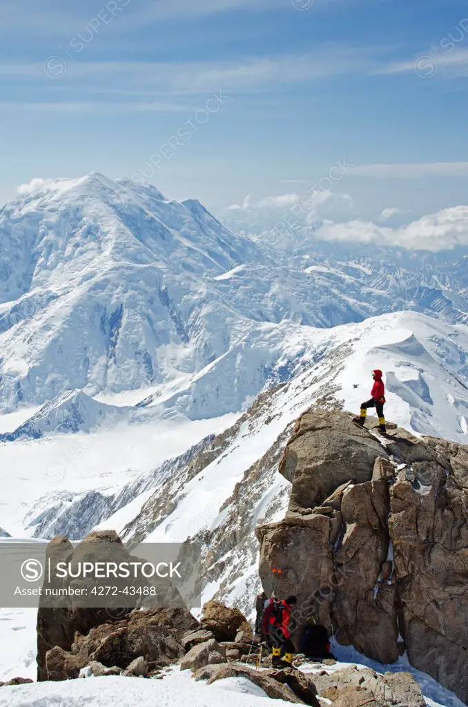 USA, United States of America, Alaska, Denali National Park, climber above Mt Foraker , 5304m, on Mt McKinley 6194m, highest mountain in north America , MR,