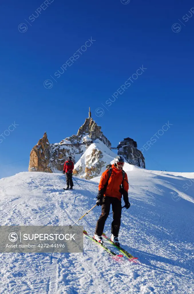 Europe, France, French Alps, Haute Savoie, Chamonix, Aiguille du Midi, skiers starting the Vallee Blanche off piste