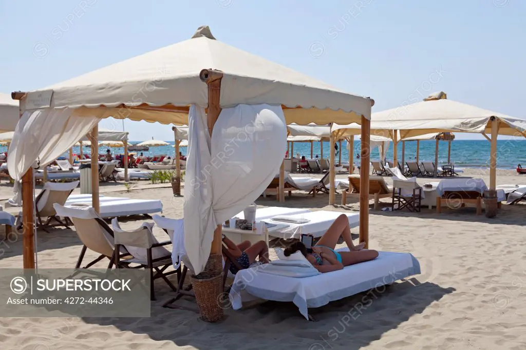 Italy, Forte dei Marmi. Relaxing in the shade at Twiga, a luxury beach club owned by Flavio Briatore.