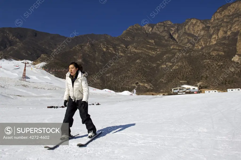 China, Beijing, Shijinglong ski resort. A Chinese girl learning to ski (MR).