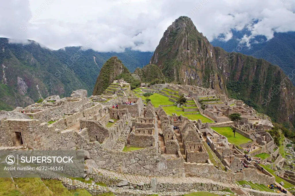 South America, Peru, Cusco, Machu Picchu. A general view of terraces and buildings at the World Heritage listed Inka Historic Sanctuary of Machu Picchu with Huayna Picchu, Wayna Picchu, mountain behind. The site is situated in the Andes above the Urubamba valley