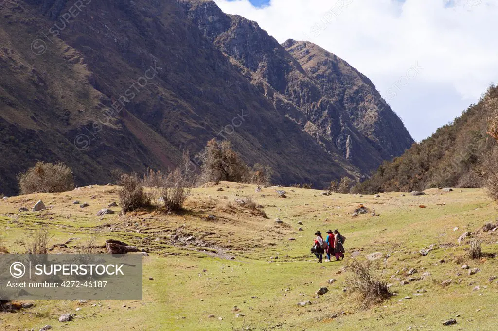 South America, Peru, Ancash, Cordillera Blanca. Local Quechua people walking on the Santa Cruz trek in Huascaran National Park