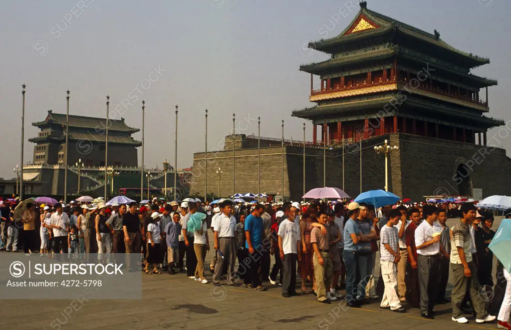 China, Beijing. Tourists queue at Tian'anmen Square to enter the Chairman Mao Memorial Hall.