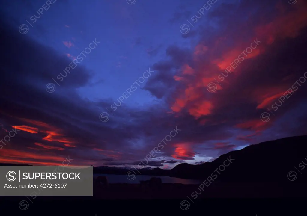 Dawn over Lago Pehoe