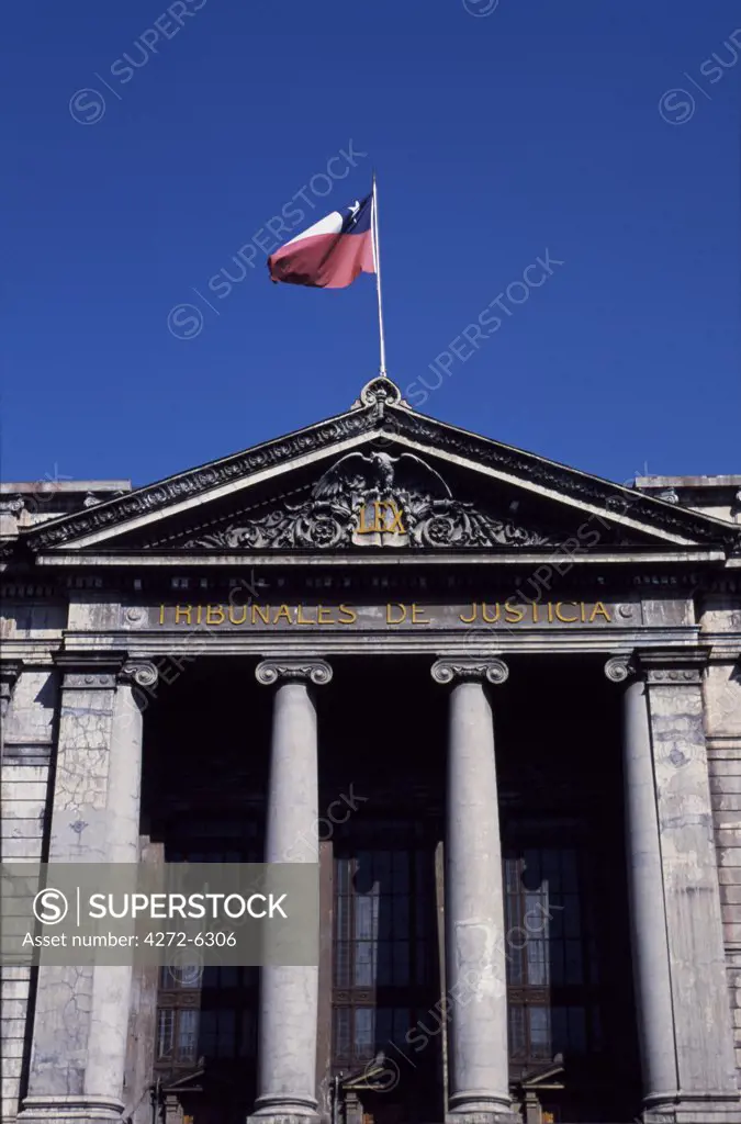 The Tribunales de Justicia is Chile's Supreme Court.  The building was erected between 1907 adn 1929 in neoclassical style