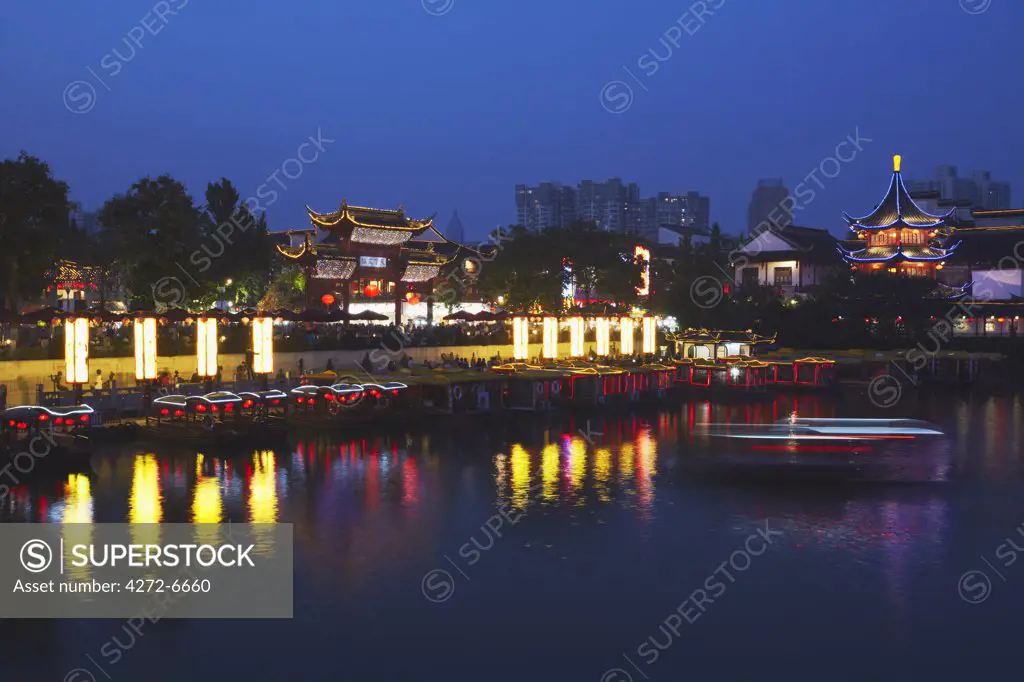 Confucius temple at dusk, Fuzi Miao area, Nanjing, Jiangsu, China