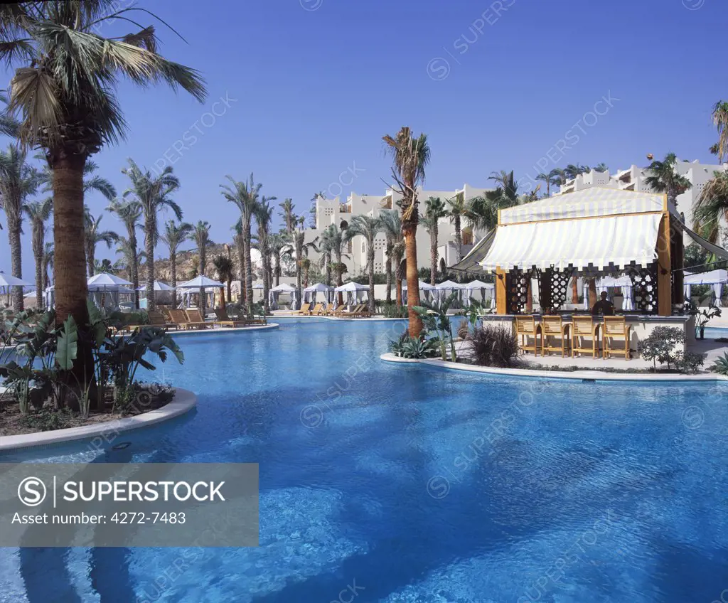 Four Seasons Resort Hotel  - bar at the main swimming pool