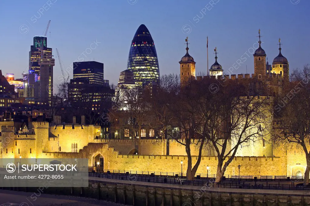 The Tower of London with the office blocks of Londons financial district, the City, behind. The tower was begun by William the Conqueror in 1078 and added to over the centuries.