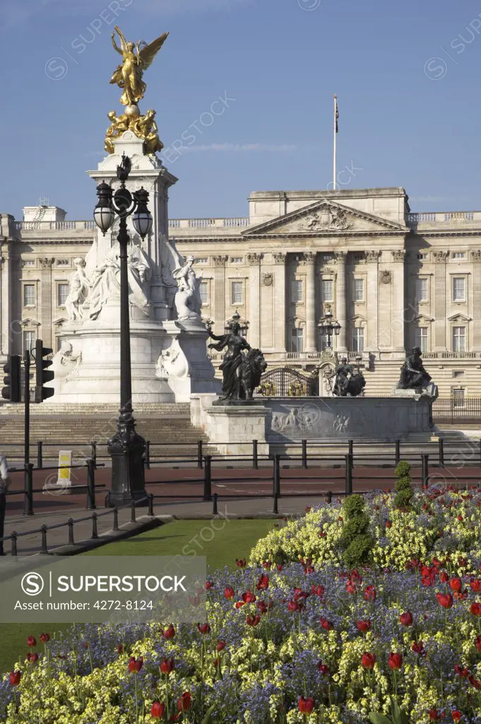 Buckingham Palace is the official residence of the Queen.