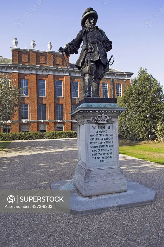 Statue of William III standing outside Kensington Palace.