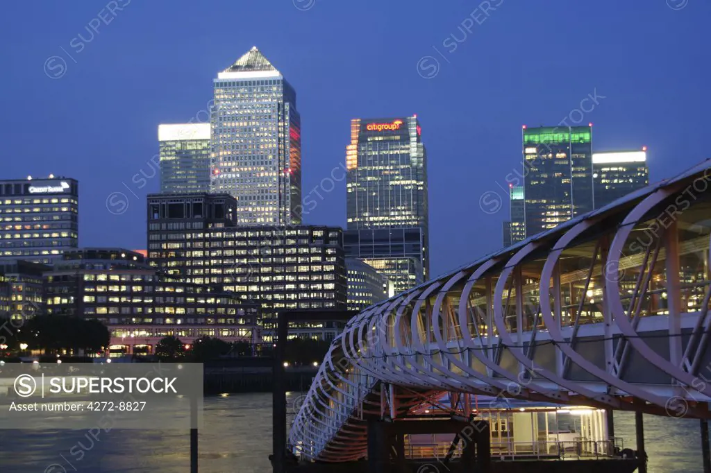 England, London, Canary Wharf. View of Canary Wharf from the pier of the Hilton Hotel.