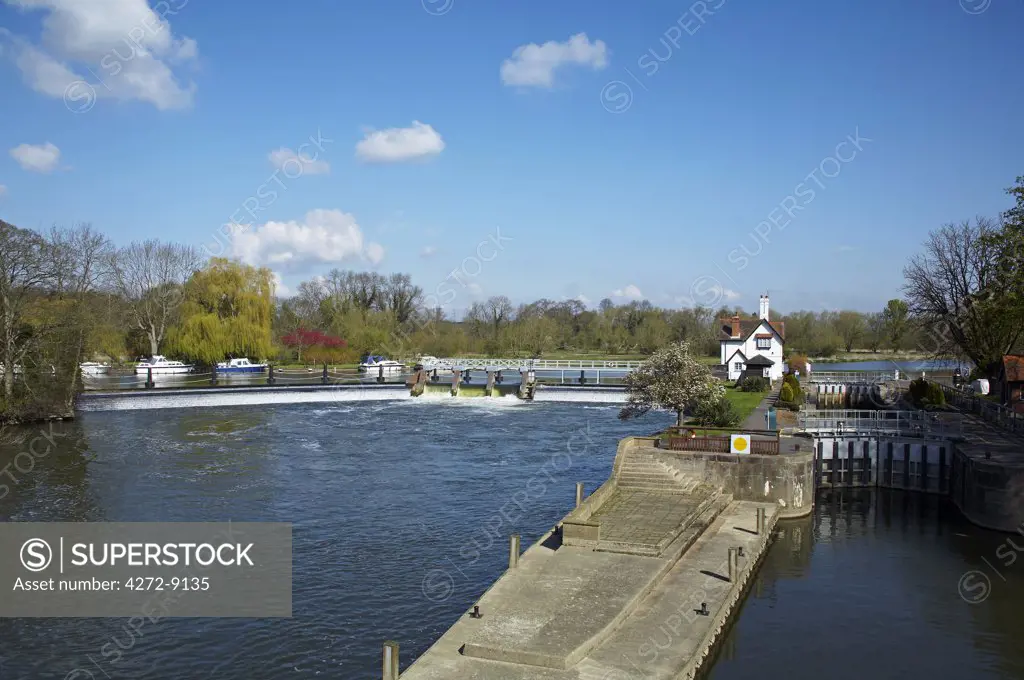 England, Berkshire, Goring. The Lock at Goring on the River Thames.