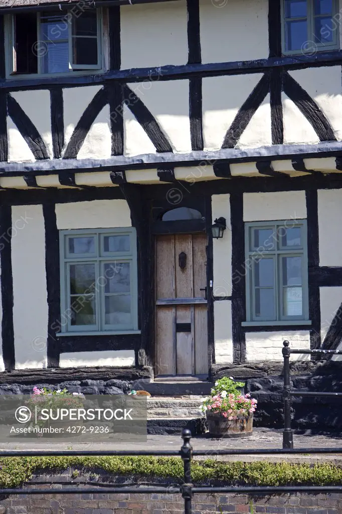 England, Gloucestershire, Tewkesbury. Traditional half timbered cottage in the historic town of Tewkesbury.