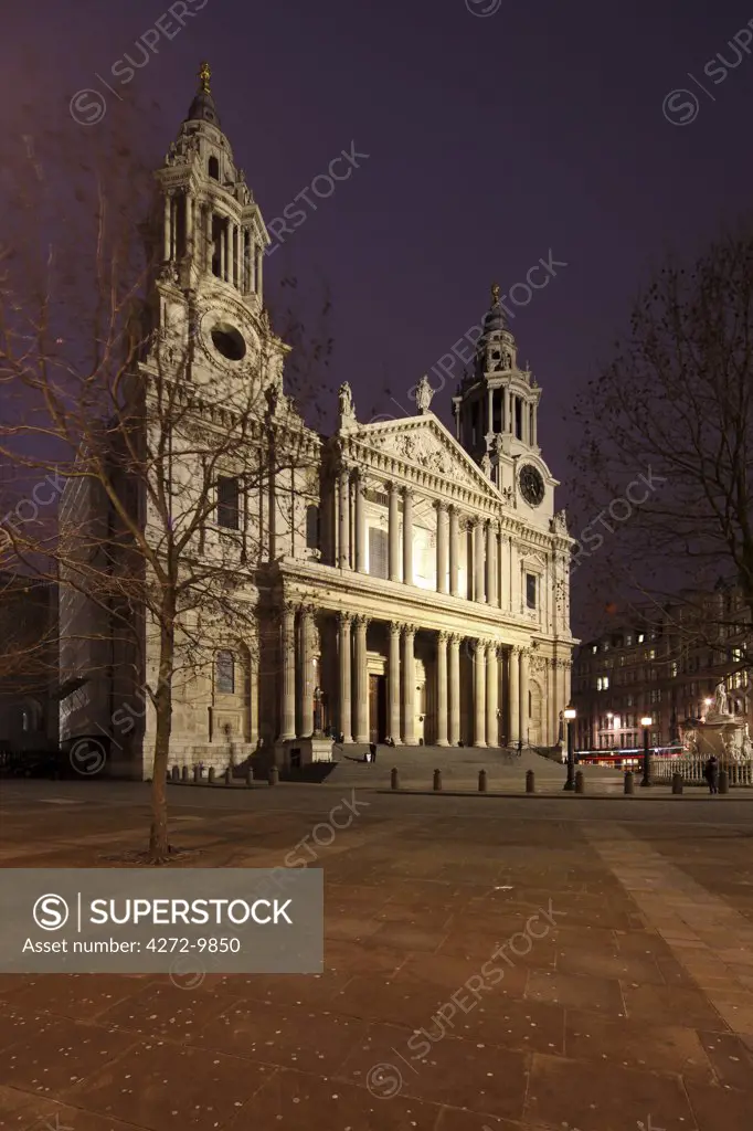 St. Paul's Cathedral in London at night.