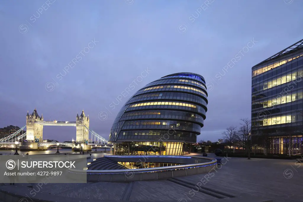 England, London. London City Hall and Tower Bridge at the River Thames.