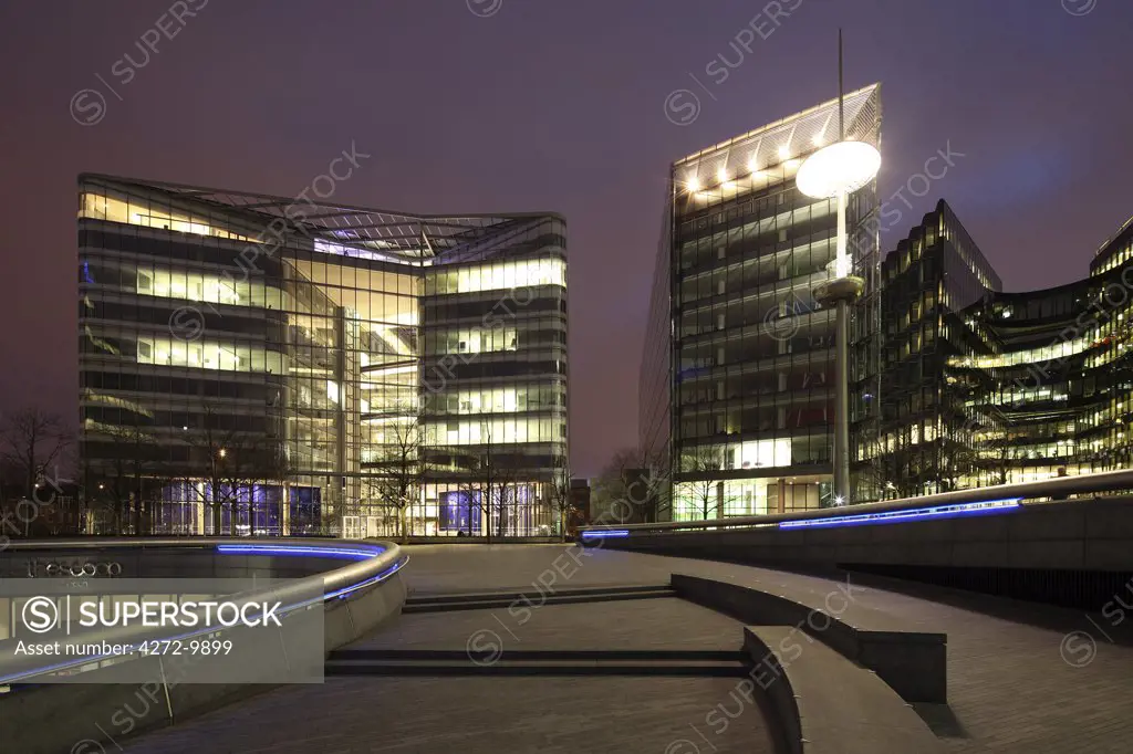 England, London. Office Buildings at London City Hall on the River Thames.