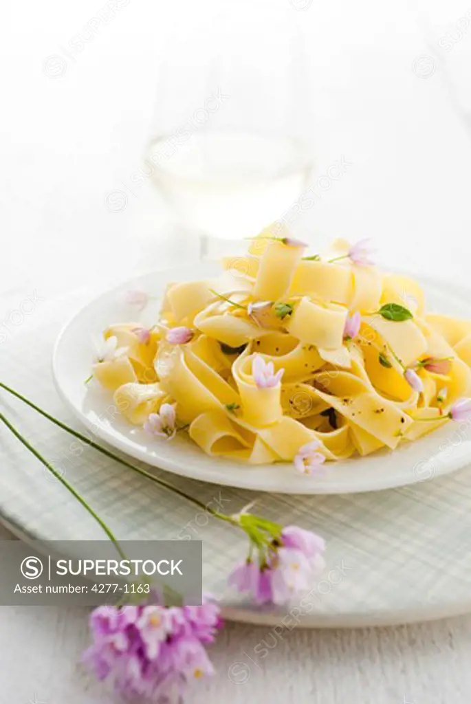 Tagliatelle with garlic and lemon