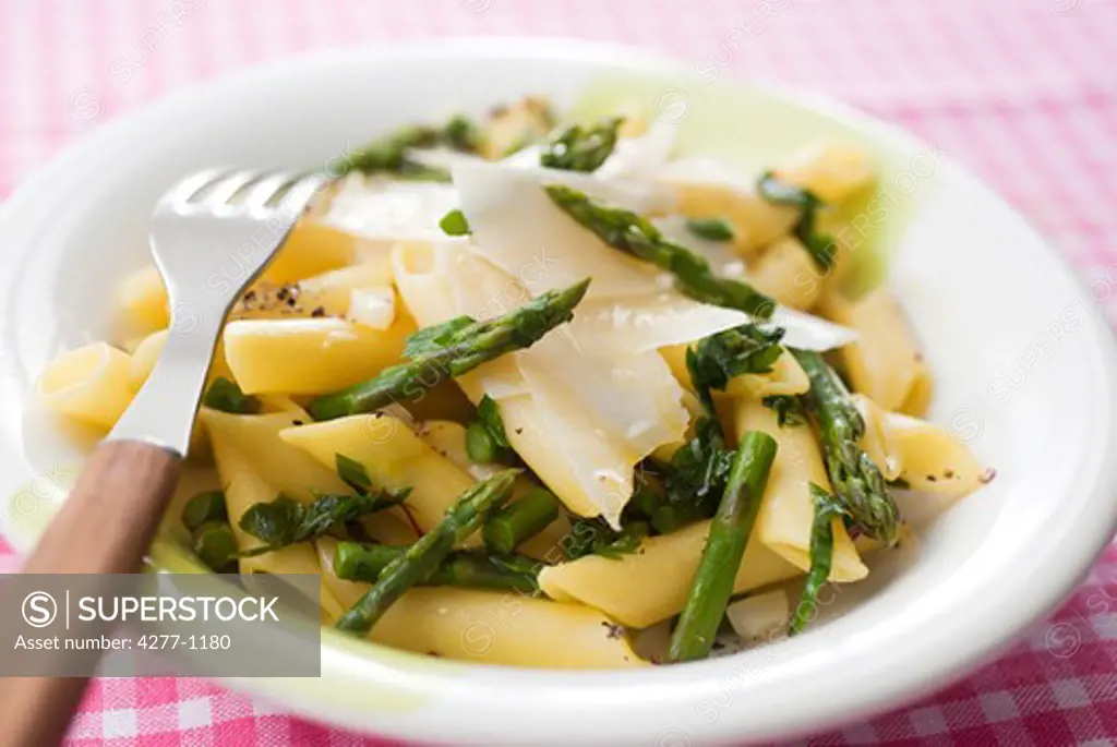Penne with asparagus and saffron