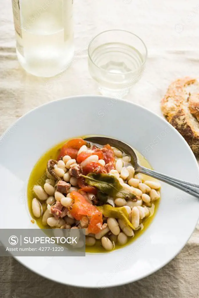 White beans with Serrano ham