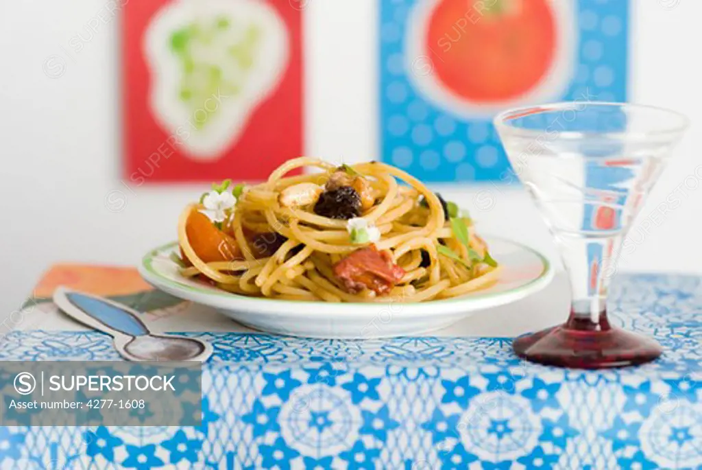 Spaghetti with nuts and raisins