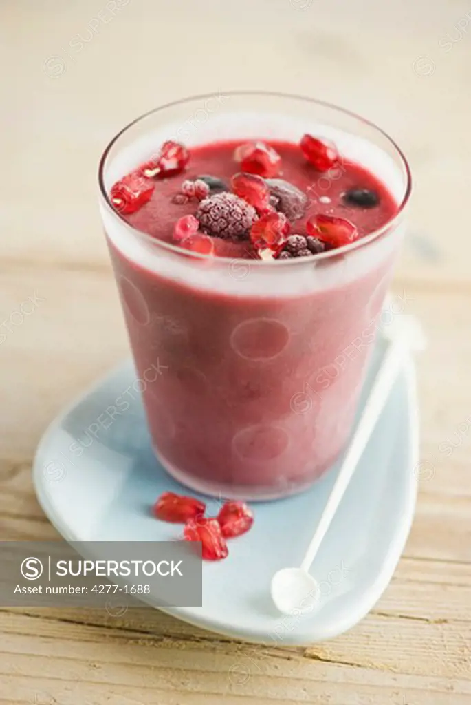 Frozen yogurt with berries