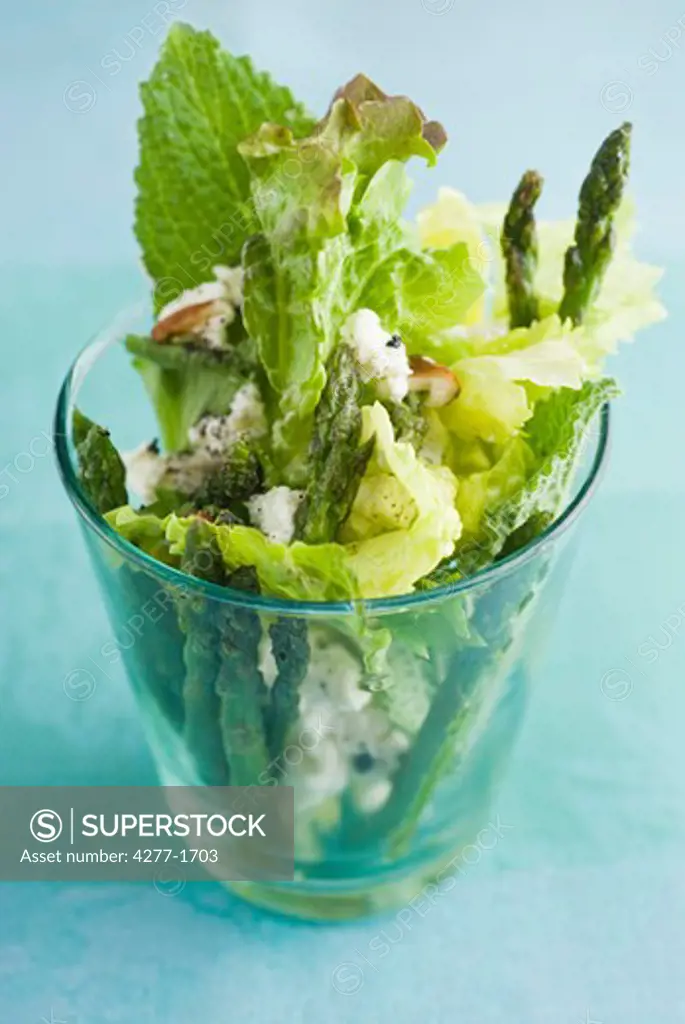 Salad with asparagus and ricotta