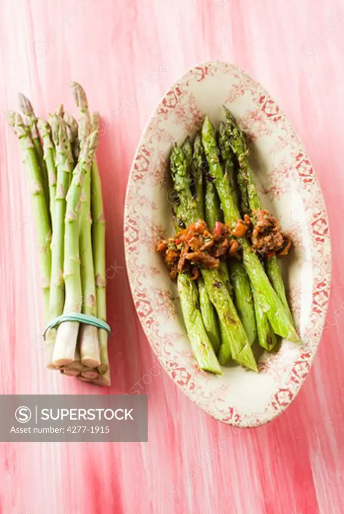 Asparagus with sun-dried tomatoes and peppers