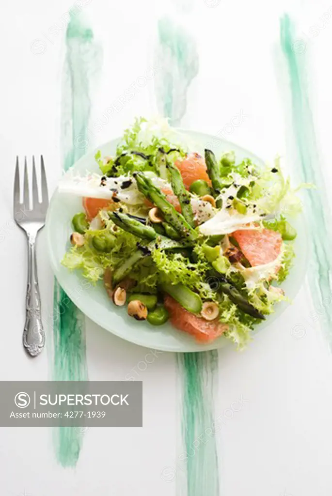 Asparagus salad with beans and pink grapefruit