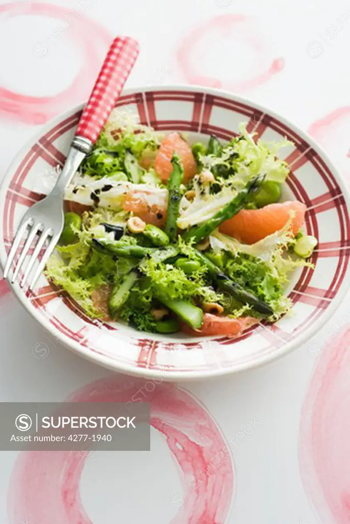 Asparagus salad with beans and pink grapefruit