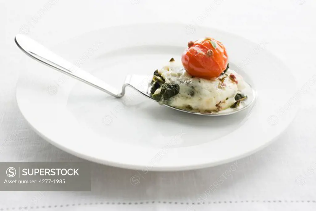 Mozzarella gratin with spinach and cherry tomatoes